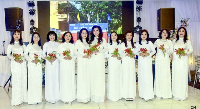 Hoa hậu Kim Hồng hát tặng thầy cô trong buổi gặp mặt bạn học cũ tại Mỹ- Ảnh 2. Hoa hậu Kim Hồng hát tặng thầy cô trong buổi gặp mặt bạn học cũ tại Mỹ- Ảnh 2.