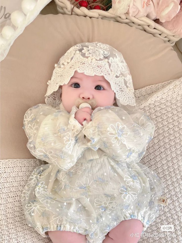 Nhìn em bé mặc đẹp thì thích thật đấy nhưng mẹ phải nắm vững nguyên tắc này để đảm bảo an toàn cho con- Ảnh 3.