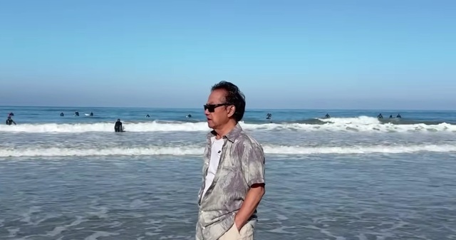 Danh ca Chế Linh 83 tuổi đi biển, ai cũng trầm trồ vì phong độ: "Tôi có nhiều thứ người khác không có"- Ảnh 2.
