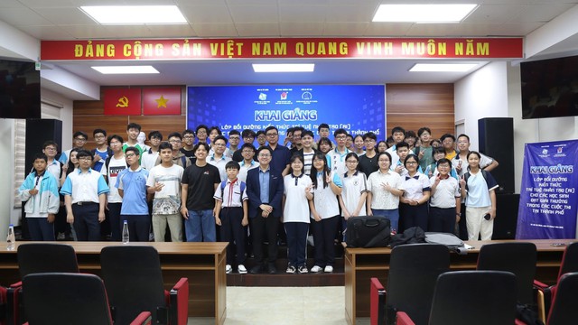 Lễ khai giảng Lớp bồi dưỡng kiến thức về trí tuệ nhân tạo (AI) cho các học sinh đạt giải thưởng tại TP. Hồ Chí Minh: Khơi nguồn đam mê, gieo mầm nhân lực tương lai- Ảnh 5. Lễ khai giảng Lớp bồi dưỡng kiến thức về trí tuệ nhân tạo (AI) cho các học sinh đạt giải thưởng tại TP. Hồ Chí Minh: Khơi nguồn đam mê, gieo mầm nhân lực tương lai- Ảnh 5.
