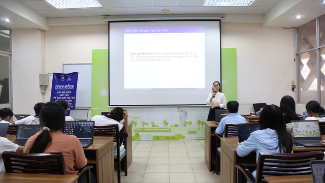Lễ khai giảng Lớp bồi dưỡng kiến thức về trí tuệ nhân tạo (AI) cho các học sinh đạt giải thưởng tại TP. Hồ Chí Minh: Khơi nguồn đam mê, gieo mầm nhân lực tương lai- Ảnh 4. Lễ khai giảng Lớp bồi dưỡng kiến thức về trí tuệ nhân tạo (AI) cho các học sinh đạt giải thưởng tại TP. Hồ Chí Minh: Khơi nguồn đam mê, gieo mầm nhân lực tương lai- Ảnh 4.