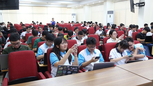 Lễ khai giảng Lớp bồi dưỡng kiến thức về trí tuệ nhân tạo (AI) cho các học sinh đạt giải thưởng tại TP. Hồ Chí Minh: Khơi nguồn đam mê, gieo mầm nhân lực tương lai- Ảnh 3. Lễ khai giảng Lớp bồi dưỡng kiến thức về trí tuệ nhân tạo (AI) cho các học sinh đạt giải thưởng tại TP. Hồ Chí Minh: Khơi nguồn đam mê, gieo mầm nhân lực tương lai- Ảnh 3.