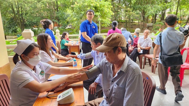 TP. Hồ Chí Minh lan tỏa nghĩa tình nhân kỷ niệm Ngày Thương binh - Liệt sĩ 27/7: Nghĩa cử tri ân lan tỏa từ y tế đến cộng đồng- Ảnh 3. TP. Hồ Chí Minh lan tỏa nghĩa tình nhân kỷ niệm Ngày Thương binh - Liệt sĩ 27/7: Nghĩa cử tri ân lan tỏa từ y tế đến cộng đồng- Ảnh 3.