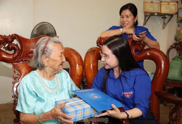 Tuổi trẻ tri ân: Thắp sáng đạo lý “Uống nước nhớ nguồn”- Ảnh 4. Tuổi trẻ tri ân: Thắp sáng đạo lý “Uống nước nhớ nguồn”- Ảnh 4.