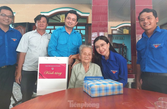 Tuổi trẻ tri ân: Thắp sáng đạo lý “Uống nước nhớ nguồn”- Ảnh 1. Tuổi trẻ tri ân: Thắp sáng đạo lý “Uống nước nhớ nguồn”- Ảnh 1.