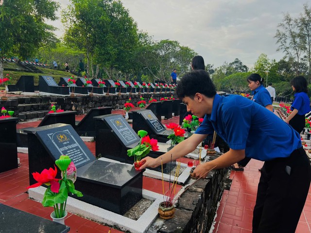 Tuổi trẻ tri ân: Thắp sáng đạo lý “Uống nước nhớ nguồn”- Ảnh 3. Tuổi trẻ tri ân: Thắp sáng đạo lý “Uống nước nhớ nguồn”- Ảnh 3.
