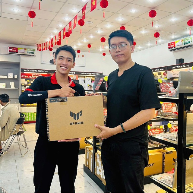 Tân sinh viên 2007 cầm bảng điểm đi mua laptop, tậu máy tính bảng giảm giá tới 8 triệu đồng- Ảnh 1. Tân nha cai hi88 viên 2007 cầm bảng điểm đi mua laptop, tậu máy tính bảng giảm giá tới 8 triệu đồng- Ảnh 1.