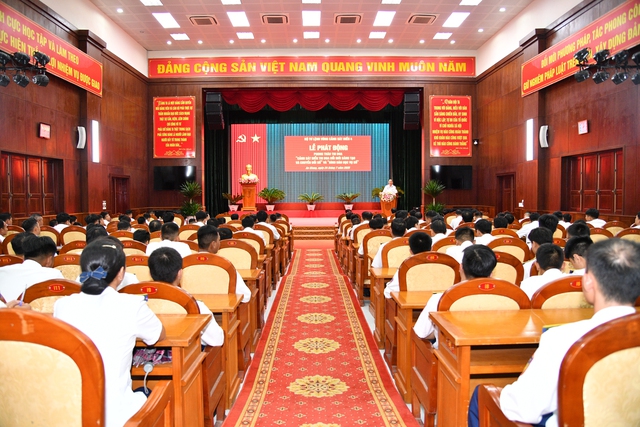 Vùng Cảnh sát biển 4 thi đua “đổi mới sáng tạo và chuyển đổi số” và “Bình dân học vụ số”- Ảnh 1. Vùng Cảnh sát biển 4 thi đua “đổi mới sáng tạo và chuyển đổi số” và “Bình dân học vụ số”- Ảnh 1.
