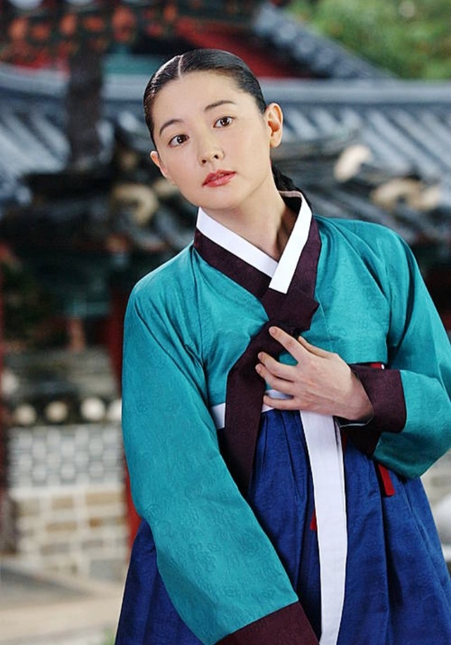 Ngoài phim Nàng Dae Jang Geum, Lee Young Ae còn xinh đẹp rung động lòng người với tạo hình hiện đại, đẳng cấp "quốc bảo nhan sắc" là đây- Ảnh 2.