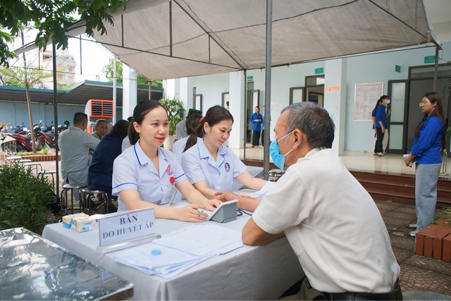 Bệnh viện Tuệ Tĩnh khám, tặng quà cho các đối tượng chính sách nhân dịp 78 năm Ngày Thương binh - Liệt sỹ (27/7/1947-27/7/2025)- Ảnh 7. Bệnh viện Tuệ Tĩnh khám, tặng quà cho các đối tượng chính sách nhân dịp 78 năm Ngày Thương binh - Liệt sỹ (27/7/1947-27/7/2025)- Ảnh 7.
