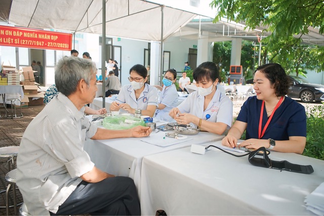 Bệnh viện Tuệ Tĩnh khám, tặng quà cho các đối tượng chính sách nhân dịp 78 năm Ngày Thương binh - Liệt sỹ (27/7/1947-27/7/2025)- Ảnh 6. Bệnh viện Tuệ Tĩnh khám, tặng quà cho các đối tượng chính sách nhân dịp 78 năm Ngày Thương binh - Liệt sỹ (27/7/1947-27/7/2025)- Ảnh 6.