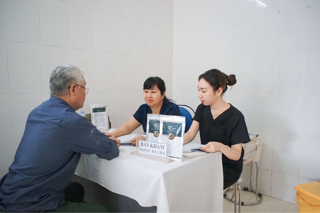 Bệnh viện Tuệ Tĩnh khám, tặng quà cho các đối tượng chính sách nhân dịp 78 năm Ngày Thương binh - Liệt sỹ (27/7/1947-27/7/2025)- Ảnh 16. Bệnh viện Tuệ Tĩnh khám, tặng quà cho các đối tượng chính sách nhân dịp 78 năm Ngày Thương binh - Liệt sỹ (27/7/1947-27/7/2025)- Ảnh 16.
