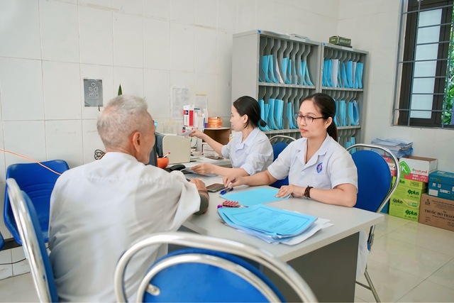 Bệnh viện Tuệ Tĩnh khám, tặng quà cho các đối tượng chính sách nhân dịp 78 năm Ngày Thương binh - Liệt sỹ (27/7/1947-27/7/2025)- Ảnh 10. Bệnh viện Tuệ Tĩnh khám, tặng quà cho các đối tượng chính sách nhân dịp 78 năm Ngày Thương binh - Liệt sỹ (27/7/1947-27/7/2025)- Ảnh 10.