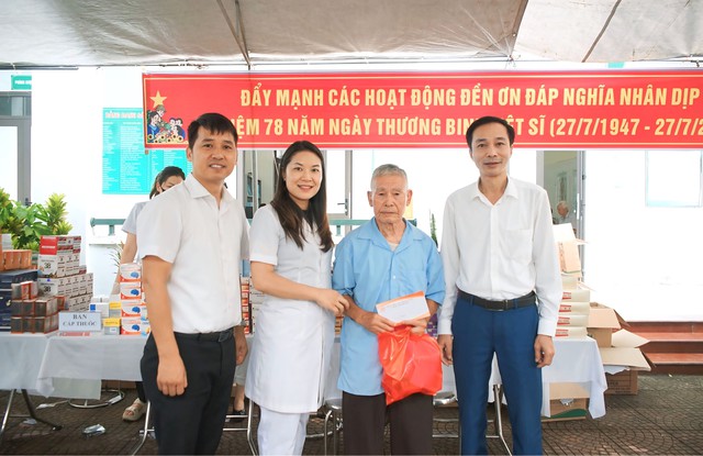Bệnh viện Tuệ Tĩnh khám, tặng quà cho các đối tượng chính sách nhân dịp 78 năm Ngày Thương binh - Liệt sỹ (27/7/1947-27/7/2025)- Ảnh 4. Bệnh viện Tuệ Tĩnh khám, tặng quà cho các đối tượng chính sách nhân dịp 78 năm Ngày Thương binh - Liệt sỹ (27/7/1947-27/7/2025)- Ảnh 4.