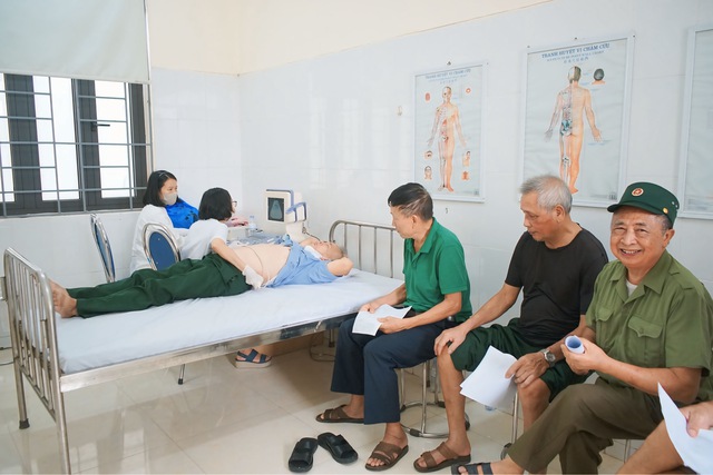 Bệnh viện Tuệ Tĩnh khám, tặng quà cho các đối tượng chính sách nhân dịp 78 năm Ngày Thương binh - Liệt sỹ (27/7/1947-27/7/2025)- Ảnh 12. Bệnh viện Tuệ Tĩnh khám, tặng quà cho các đối tượng chính sách nhân dịp 78 năm Ngày Thương binh - Liệt sỹ (27/7/1947-27/7/2025)- Ảnh 12.