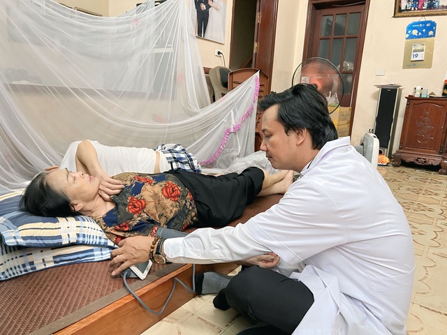 Bệnh viện Tuệ Tĩnh khám, tặng quà cho các đối tượng chính sách nhân dịp 78 năm Ngày Thương binh - Liệt sỹ (27/7/1947-27/7/2025)- Ảnh 5. Bệnh viện Tuệ Tĩnh khám, tặng quà cho các đối tượng chính sách nhân dịp 78 năm Ngày Thương binh - Liệt sỹ (27/7/1947-27/7/2025)- Ảnh 5.