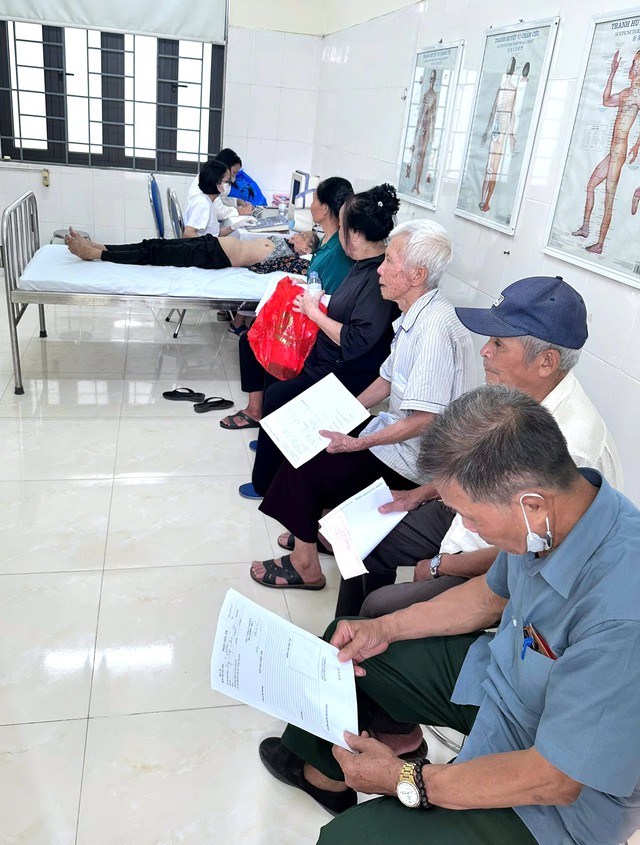 Bệnh viện Tuệ Tĩnh khám, tặng quà cho các đối tượng chính sách nhân dịp 78 năm Ngày Thương binh - Liệt sỹ (27/7/1947-27/7/2025)- Ảnh 3. Bệnh viện Tuệ Tĩnh khám, tặng quà cho các đối tượng chính sách nhân dịp 78 năm Ngày Thương binh - Liệt sỹ (27/7/1947-27/7/2025)- Ảnh 3.