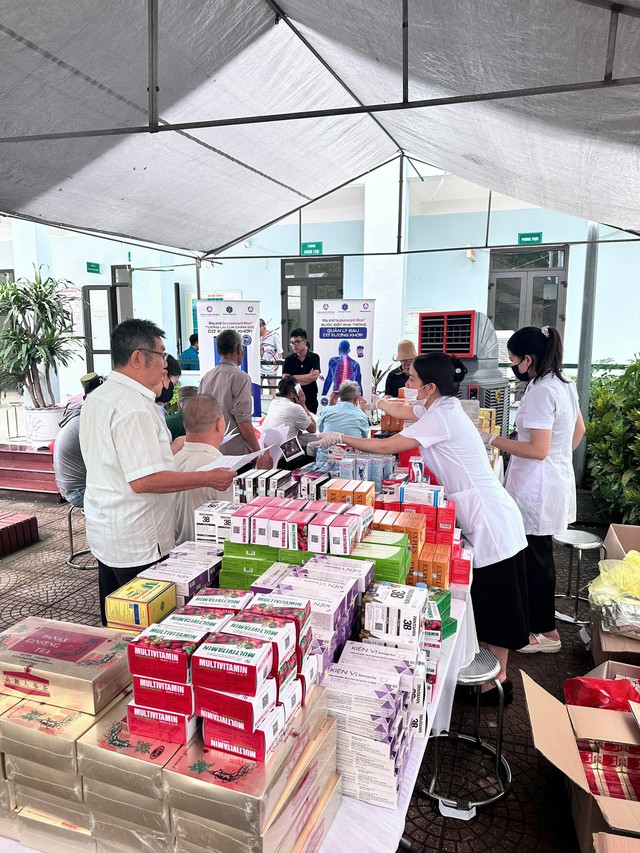 Bệnh viện Tuệ Tĩnh khám, tặng quà cho các đối tượng chính sách nhân dịp 78 năm Ngày Thương binh - Liệt sỹ (27/7/1947-27/7/2025)- Ảnh 21. Bệnh viện Tuệ Tĩnh khám, tặng quà cho các đối tượng chính sách nhân dịp 78 năm Ngày Thương binh - Liệt sỹ (27/7/1947-27/7/2025)- Ảnh 21.