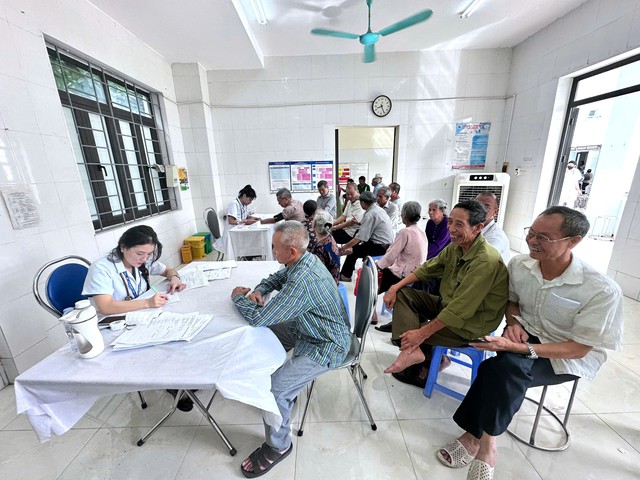 Bệnh viện Tuệ Tĩnh khám, tặng quà cho các đối tượng chính sách nhân dịp 78 năm Ngày Thương binh - Liệt sỹ (27/7/1947-27/7/2025)- Ảnh 11. Bệnh viện Tuệ Tĩnh khám, tặng quà cho các đối tượng chính sách nhân dịp 78 năm Ngày Thương binh - Liệt sỹ (27/7/1947-27/7/2025)- Ảnh 11.
