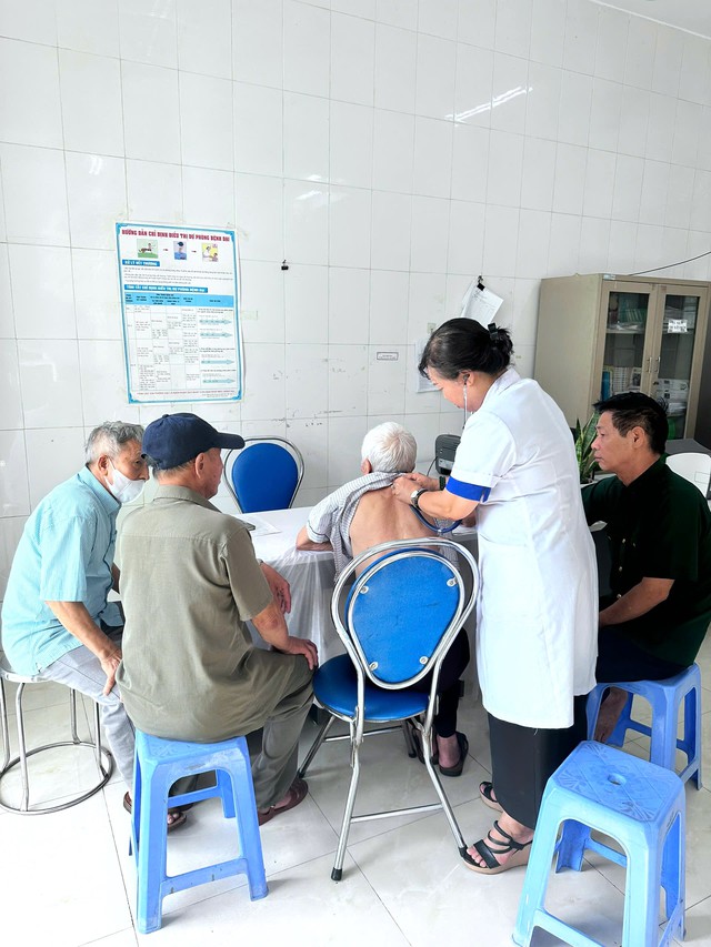 Bệnh viện Tuệ Tĩnh khám, tặng quà cho các đối tượng chính sách nhân dịp 78 năm Ngày Thương binh - Liệt sỹ (27/7/1947-27/7/2025)- Ảnh 15. Bệnh viện Tuệ Tĩnh khám, tặng quà cho các đối tượng chính sách nhân dịp 78 năm Ngày Thương binh - Liệt sỹ (27/7/1947-27/7/2025)- Ảnh 15.