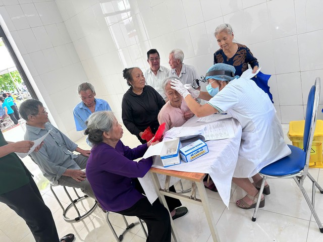 Bệnh viện Tuệ Tĩnh khám, tặng quà cho các đối tượng chính sách nhân dịp 78 năm Ngày Thương binh - Liệt sỹ (27/7/1947-27/7/2025)- Ảnh 9. Bệnh viện Tuệ Tĩnh khám, tặng quà cho các đối tượng chính sách nhân dịp 78 năm Ngày Thương binh - Liệt sỹ (27/7/1947-27/7/2025)- Ảnh 9.