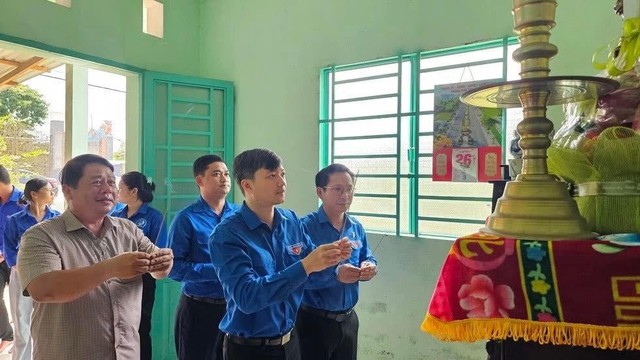 Tri ân người có công – Ngọn lửa không bao giờ tắt trong trái tim thế hệ trẻ- Ảnh 1. Tri ân người có công – Ngọn lửa không bao giờ tắt trong trái tim thế hệ trẻ- Ảnh 1.