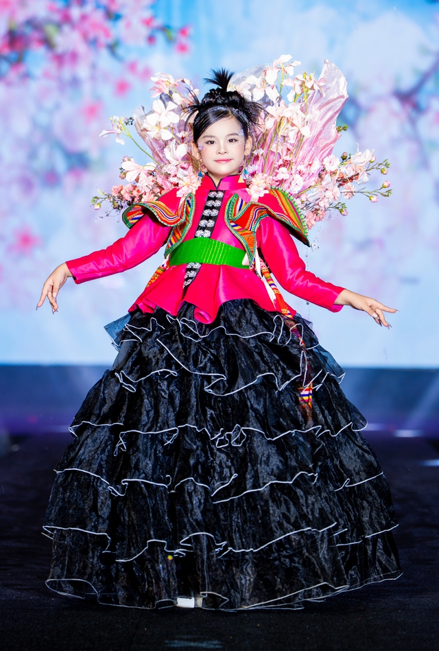 Hơn 100 mẫu nhí "gây bão" tại Bảo tàng Hà Nội với show diễn đậm chất Tây Bắc- Ảnh 5.