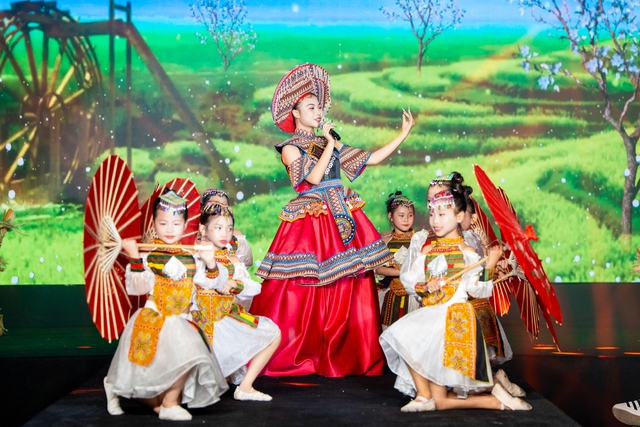 Hơn 100 mẫu nhí "gây bão" tại Bảo tàng Hà Nội với show diễn đậm chất Tây Bắc- Ảnh 6.