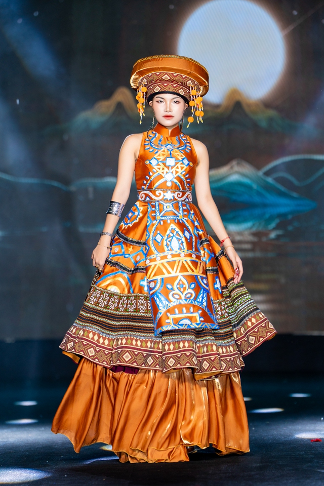Hơn 100 mẫu nhí "gây bão" tại Bảo tàng Hà Nội với show diễn đậm chất Tây Bắc- Ảnh 2.