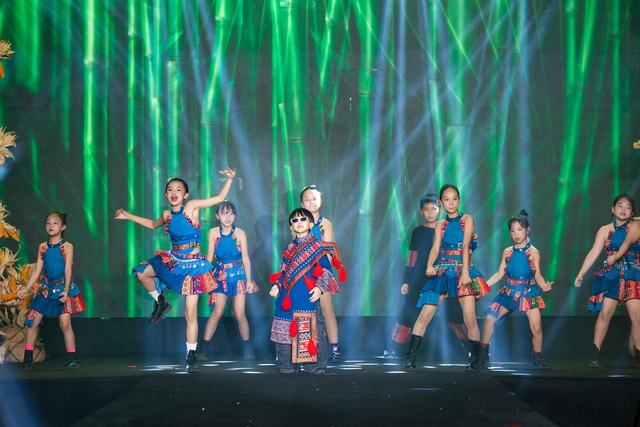 Hơn 100 mẫu nhí "gây bão" tại Bảo tàng Hà Nội với show diễn đậm chất Tây Bắc- Ảnh 7.