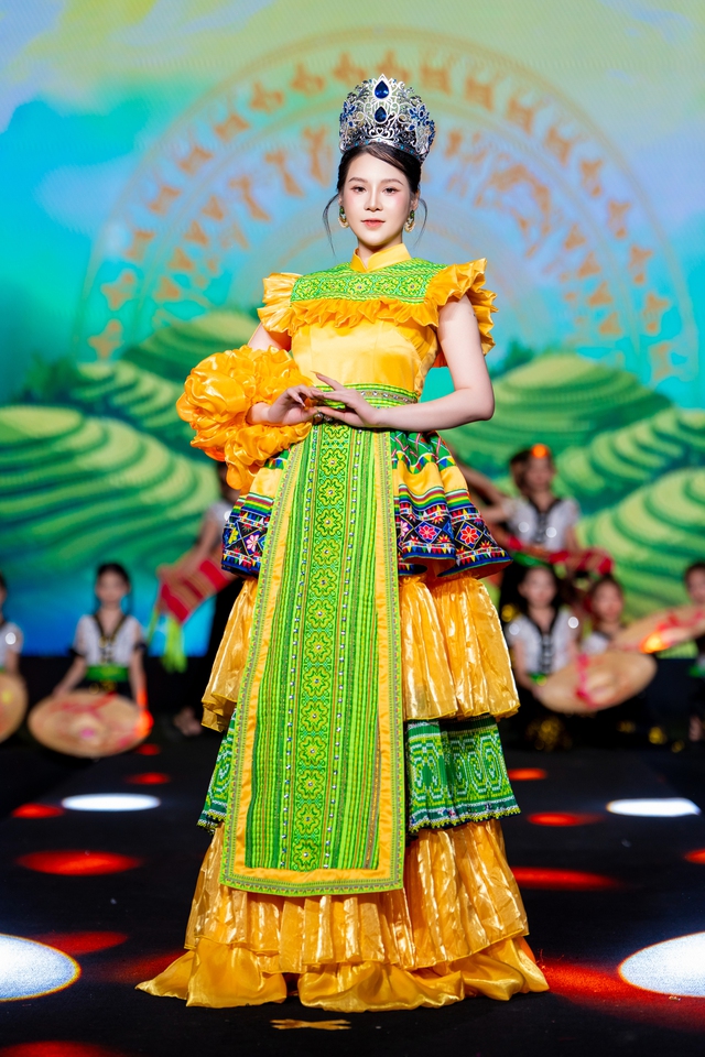 Hơn 100 mẫu nhí "gây bão" tại Bảo tàng Hà Nội với show diễn đậm chất Tây Bắc- Ảnh 1.