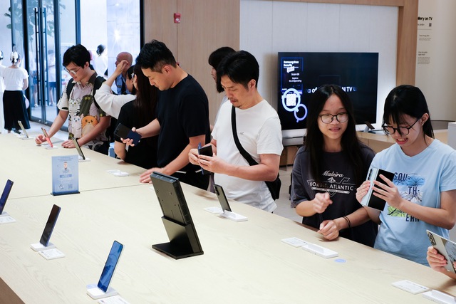 ‘Không còn cảm giác đánh đổi’: Người dùng mạnh tay ‘chốt đơn’ Galaxy Z Fold7 và Z Flip7 trong ngày mở bán sớm- Ảnh 2. ‘Không còn cảm giác đánh đổi’: Người dùng mạnh tay ‘chốt đơn’ Galaxy Z Fold7 và Z Flip7 trong ngày mở bán sớm- Ảnh 2.