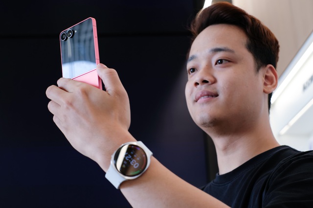 ‘Không còn cảm giác đánh đổi’: Người dùng mạnh tay ‘chốt đơn’ Galaxy Z Fold7 và Z Flip7 trong ngày mở bán sớm- Ảnh 5. ‘Không còn cảm giác đánh đổi’: Người dùng mạnh tay ‘chốt đơn’ Galaxy Z Fold7 và Z Flip7 trong ngày mở bán sớm- Ảnh 5.
