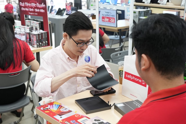 ‘Không còn cảm giác đánh đổi’: Người dùng mạnh tay ‘chốt đơn’ Galaxy Z Fold7 và Z Flip7 trong ngày mở bán sớm- Ảnh 4. ‘Không còn cảm giác đánh đổi’: Người dùng mạnh tay ‘chốt đơn’ Galaxy Z Fold7 và Z Flip7 trong ngày mở bán sớm- Ảnh 4.