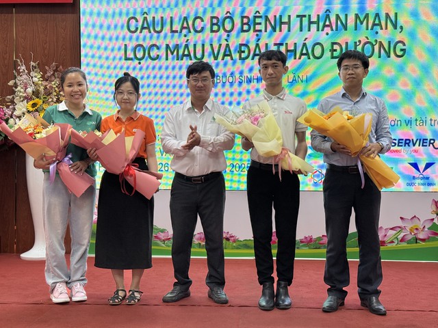 BSCKII Kiều Ngọc Minh, tặng hoa cho nhà tài trợ. BSCKII Kiều Ngọc Minh, tặng hoa cho nhà tài trợ.