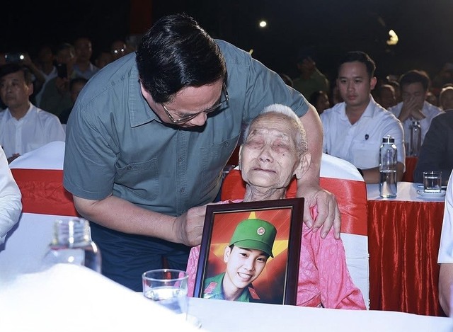 Tri ân người có công – Ngọn lửa không bao giờ tắt trong trái tim thế hệ trẻ- Ảnh 5. Tri ân người có công – Ngọn lửa không bao giờ tắt trong trái tim thế hệ trẻ- Ảnh 5.