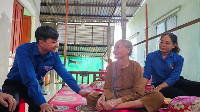 Tri ân người có công – Ngọn lửa không bao giờ tắt trong trái tim thế hệ trẻ- Ảnh 2. Tri ân người có công – Ngọn lửa không bao giờ tắt trong trái tim thế hệ trẻ- Ảnh 2.