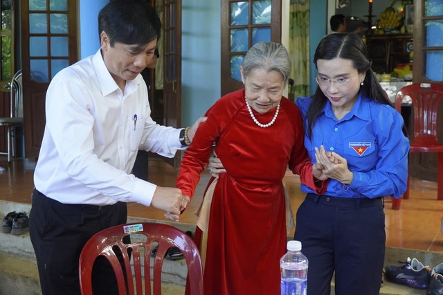 Tri ân người có công – Ngọn lửa không bao giờ tắt trong trái tim thế hệ trẻ- Ảnh 3. Tri ân người có công – Ngọn lửa không bao giờ tắt trong trái tim thế hệ trẻ- Ảnh 3.