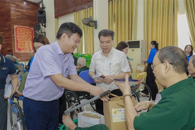 Chuyến thăm hỏi, tri ân các bác thương bệnh binh tại Trung tâm điều dưỡng Thuận Thành – Bắc Ninh- Ảnh 6. Chuyến thăm hỏi, tri ân các bác thương bệnh binh tại Trung tâm điều dưỡng Thuận Thành – Bắc Ninh- Ảnh 6.