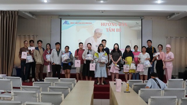Lớp học tiền sản “Hướng dẫn tắm bé” tại Bệnh viện Phụ sản MêKông: Trang bị kỹ năng chăm sóc bé yêu cho ba mẹ trước ngày vượt cạn- Ảnh 5. Lớp học tiền sản “Hướng dẫn tắm bé” tại Bệnh viện Phụ sản MêKông: Trang bị kỹ năng chăm sóc bé yêu cho ba mẹ trước ngày vượt cạn- Ảnh 5.