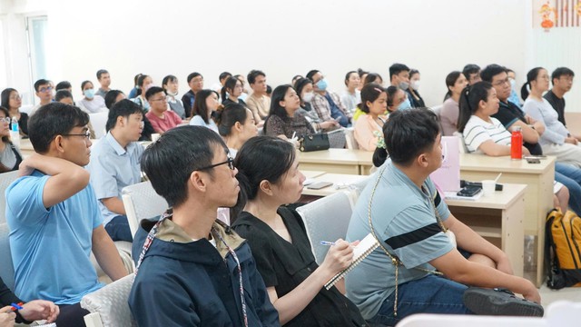 Lớp học tiền sản “Hướng dẫn tắm bé” tại Bệnh viện Phụ sản MêKông: Trang bị kỹ năng chăm sóc bé yêu cho ba mẹ trước ngày vượt cạn- Ảnh 4. Lớp học tiền sản “Hướng dẫn tắm bé” tại Bệnh viện Phụ sản MêKông: Trang bị kỹ năng chăm sóc bé yêu cho ba mẹ trước ngày vượt cạn- Ảnh 4.