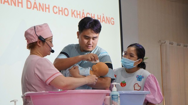 Lớp học tiền sản “Hướng dẫn tắm bé” tại Bệnh viện Phụ sản MêKông: Trang bị kỹ năng chăm sóc bé yêu cho ba mẹ trước ngày vượt cạn- Ảnh 2. Lớp học tiền sản “Hướng dẫn tắm bé” tại Bệnh viện Phụ sản MêKông: Trang bị kỹ năng chăm sóc bé yêu cho ba mẹ trước ngày vượt cạn- Ảnh 2.