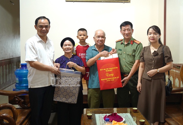 Đoàn tặng quà gia đình ông Quách Văn Việt, thôn Đông Lẻo. Đoàn tặng quà gia đình ông Quách Văn Việt, thôn Đông Lẻo.