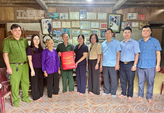 Tỉnh Thái Nguyên thăm, tặng quà tri ân người có công với cách mạng tại các địa phương nhân dịp kỷ niệm 78 năm ngày Thương binh - Liệt sĩ (27/7 1947 - 27/7/2025)- Ảnh 8. Tỉnh Thái Nguyên thăm, tặng quà tri ân người có công với cách mạng tại các địa phương nhân dịp kỷ niệm 78 năm ngày Thương binh - Liệt sĩ (27/7 1947 - 27/7/2025)- Ảnh 8.