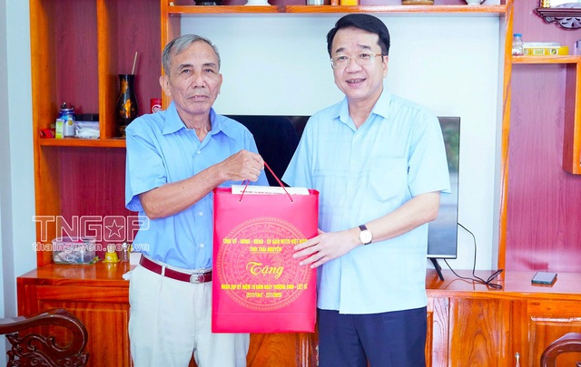 Đồng chí Nguyễn Thanh Bình, Ủy viên Ban Thường vụ Tỉnh ủy, Phó Chủ tịch Thường trực UBND tỉnh tặng quà gia đình Ông Phạm Hồng Quân, xóm Nà Táp. Đồng chí Nguyễn Thanh Bình, Ủy viên Ban Thường vụ Tỉnh ủy, Phó Chủ tịch Thường trực UBND tỉnh tặng quà gia đình Ông Phạm Hồng Quân, xóm Nà Táp.