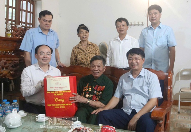 Đồng chí Nguyễn Đăng Bình, Phó Bí thư Thường trực Tỉnh ủy, Chủ tịch HĐND tỉnh tặng quà gia đình ông Hoàng Văn Lâm, ở xóm Trung Sơn. Đồng chí Nguyễn Đăng Bình, Phó Bí thư Thường trực Tỉnh ủy, Chủ tịch HĐND tỉnh tặng quà gia đình ông Hoàng Văn Lâm, ở xóm Trung Sơn.