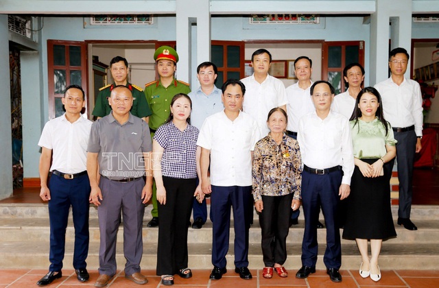 Đồng chí Bí thư Tỉnh ủy Trịnh Việt Hùng và thành viên trong Đoàn chụp ảnh lưu niệm với gia đình bà Trịnh Thị Hồng, vợ Liệt sĩ Lê Quang Liên, ở xóm Trung Tâm. Đồng chí Bí thư Tỉnh ủy Trịnh Việt Hùng và thành viên trong Đoàn chụp ảnh lưu niệm với gia đình bà Trịnh Thị Hồng, vợ Liệt sĩ Lê Quang Liên, ở xóm Trung Tâm.