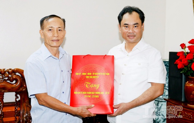 Đồng chí Trịnh Việt Hùng, Ủy viên dự khuyết Ban Chấp hành Trung ương Đảng, Bí thư Tỉnh ủy tặng quà gia đình ông Nghiêm Ngọc Tính ở xóm Trung Tâm, xã Đại Phúc. Đồng chí Trịnh Việt Hùng, Ủy viên dự khuyết Ban Chấp hành Trung ương Đảng, Bí thư Tỉnh ủy tặng quà gia đình ông Nghiêm Ngọc Tính ở xóm Trung Tâm, xã Đại Phúc.