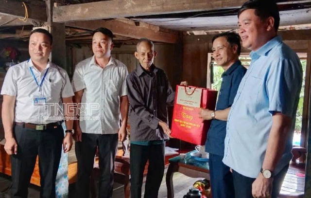 A2 Đồng chí Vũ Duy Hoàng, Ủy viên Ban Thường vụ Tỉnh ủy, Phó Chủ tịch Thường trực Ủy ban MTTQ tỉnh thăm hỏi, tặng quà gia đình ông Nông Văn Nhạc, thôn Bắc Sen. A2 Đồng chí Vũ Duy Hoàng, Ủy viên Ban Thường vụ Tỉnh ủy, Phó Chủ tịch Thường trực Ủy ban MTTQ tỉnh thăm hỏi, tặng quà gia đình ông Nông Văn Nhạc, thôn Bắc Sen.