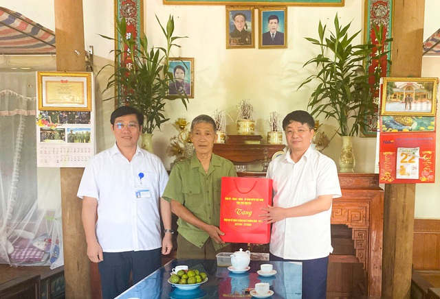Đồng chí Nông Quang Nhất, Phó Chủ tịch UBND tỉnh tặng quà gia đình ông Nguyễn Xuân Trình, ở xóm U, xã Tân Thành. Đồng chí Nông Quang Nhất, Phó Chủ tịch UBND tỉnh tặng quà gia đình ông Nguyễn Xuân Trình, ở xóm U, xã Tân Thành.